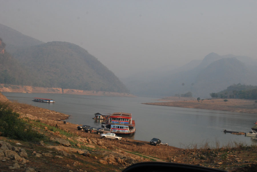 บรรยากาศยามเช้า...ที่ท่าลงเรือ สวยงามครับ