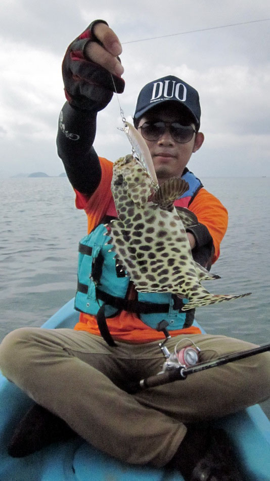 จัดขึ้นมาเรื่อยๆ   ใช้ Tide Minnow 9s  ตีลงให้จมประมาณ 1 เมตร แล้วกรอสลับหยุดครับ โดนใหญ่ๆทั้งน้านนน