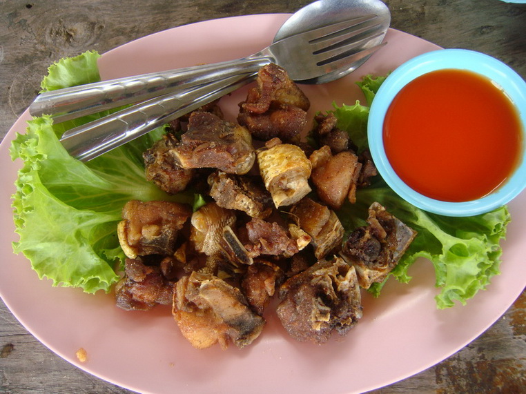 กับแกล้มครับ  ไก่บ้านทอเกลือ  :grin: :grin: :grin:
