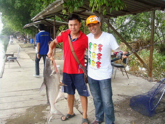 อีกสักรูปครับ กับเทพเงาน้ำ



ชื่อเล่น เทพ ครับ  :grin: :grin: :grin:
