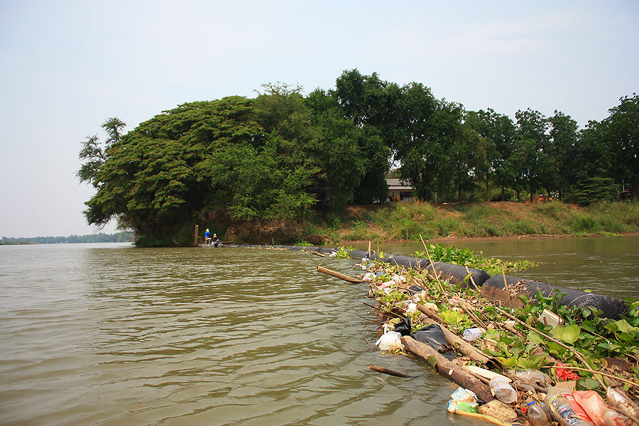 
  [center][b]เราทิ้งสมอเรือแล้ว แต่สู้แรงต้านทานของน้องน้ำไม่ไหว

 ก็เลยต้องลอย  มาติดแบบที่เห็น