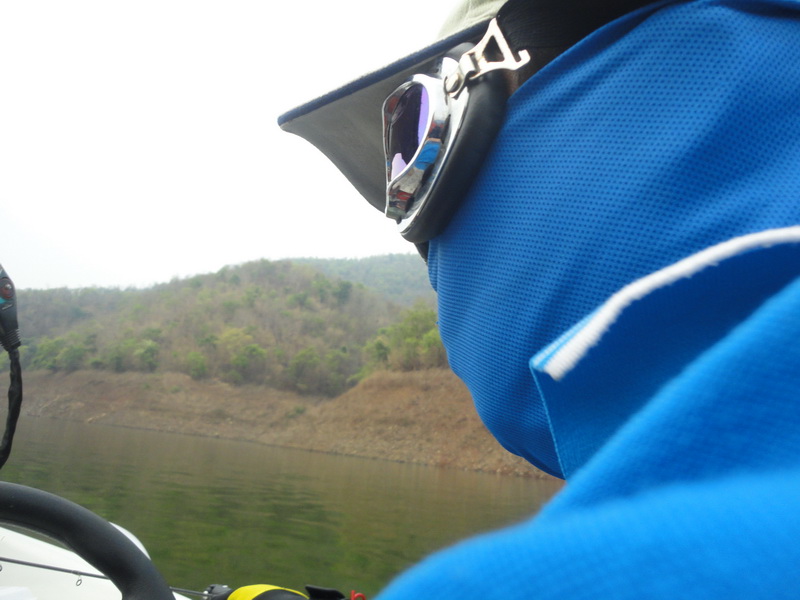 สัพักก็มีเรือตามเข้ามาหลายลำ พวกเราก็ต้องย้ายหมาย