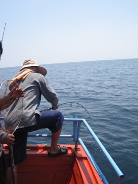 ท้ายเรือโดนด้วย  :grin: :grin: