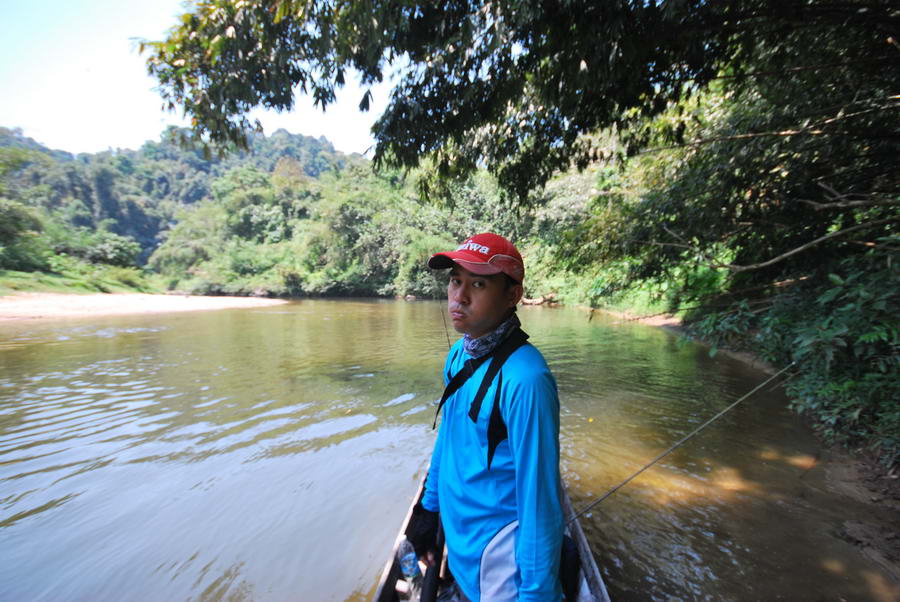 ล่องเรือมาแค่บ้านโกไข่...นายจินบอกไม่ไหว...เสียวแก่งหินเหลือเกินน้ำน้อยกว่าปีที่แล้วมากครับ... :chee