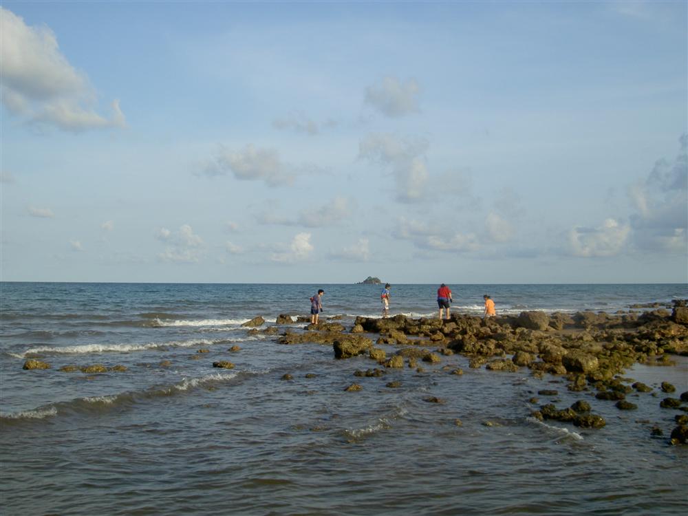 ตรงหาดฝั่งแดง มีหาดทรายยาว แต่ตรงปากคลองมีโขดหิน น่าไปหาหอยกินถ้ามีเวลา