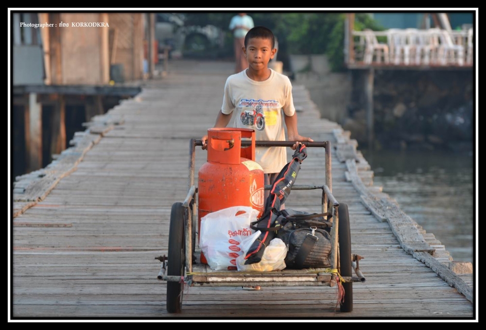 แฝดผู้น้อง....ไปช่วยขนของลงเรือ... :grin: