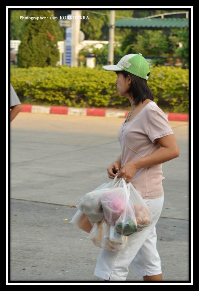 แว๊บ...แว๊บ....ผ่านไปเห็นพอดี...คุ้น ๆ ครับ....เดี๋ยวมาเฉลย..ว่าเขาคือใคร???? :grin: