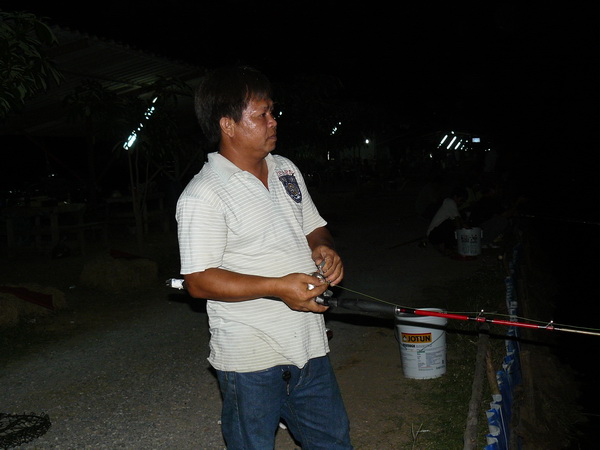 พี่อ๊อดๆ หัวบ่อ ยืนเพ่งเรียกปลาไซส์ซะตัวก่อน :cool: :cool: :cheer: :cheer: :cheer: