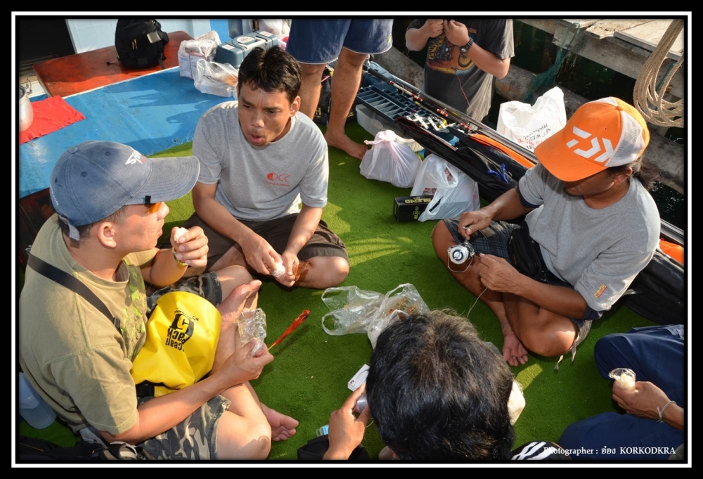 ขึ้นเรือได้ปุ๊ป...ก็ทานของว่างเตรียมอุปกรณ์กันเลยครับ...เป็นการกระตุ้นอะนาดรีลีนได้อย่างหนึ่งครับ :g