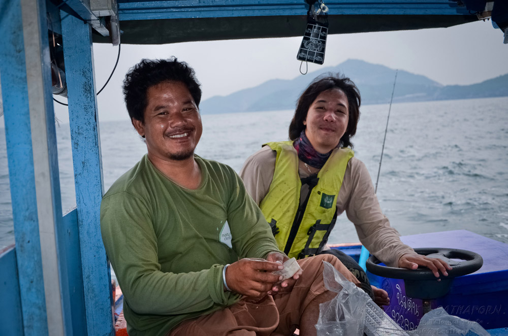 ย้ายหมายกันดีกว่าไต๋อ่อนว่า....

ผมถือท้ายจนเรือมาจอดที่ ท้ายตาหมื่น

เห็นเรือ พวงพยอม ของไต๋ดำจ