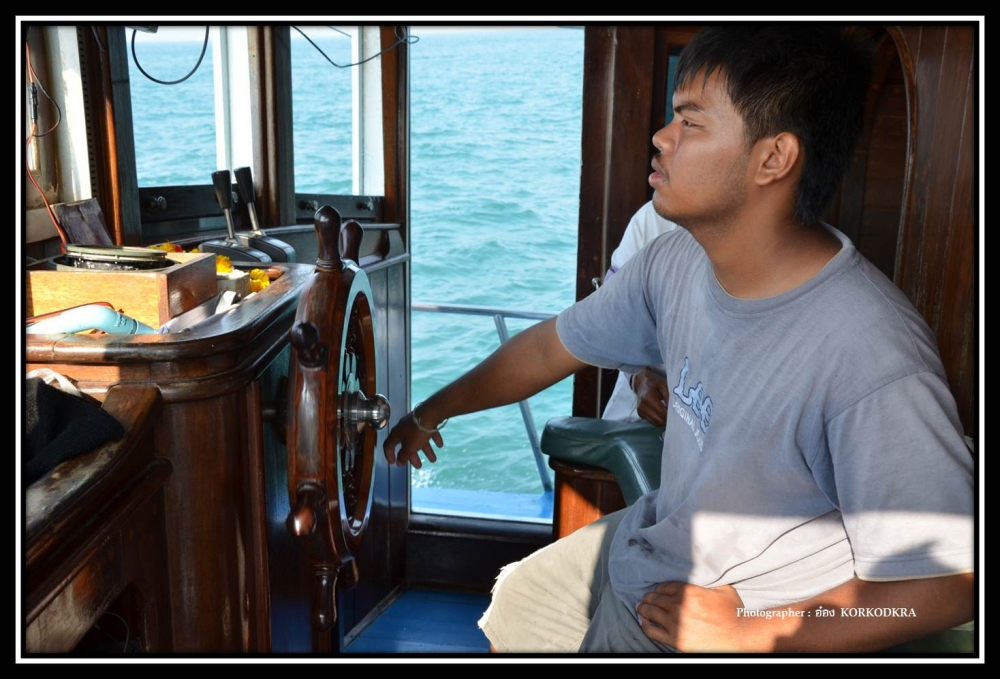 น้องบี....นั่งคุมพังงาเรือมาครึ่งวันแล้ว..... :grin: