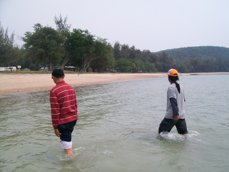 ลอยเรือมาได้ระยะหนึ่งครับ (ประหยัดน้ำมันขากลับ) 

แวะขึ้นฝั่งกินข้าวที่หาดสอครับ  :grin:
