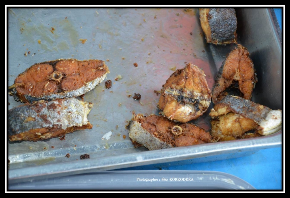 เพราะ.....มันอร่อย....มันก็ค่อย ๆ หายไปทีละชิ้นสองชิ้น.....ไม่นานหมดถาด... :grin: