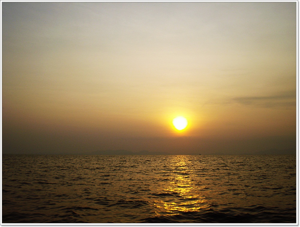  [b]แสงแรก...แห่งวัน 

ท้ายเรือ บอกให้เตรียมตัว "เราจะเริ่มงานกันแล้ว"[/b]

 :grin: :grin: :gr