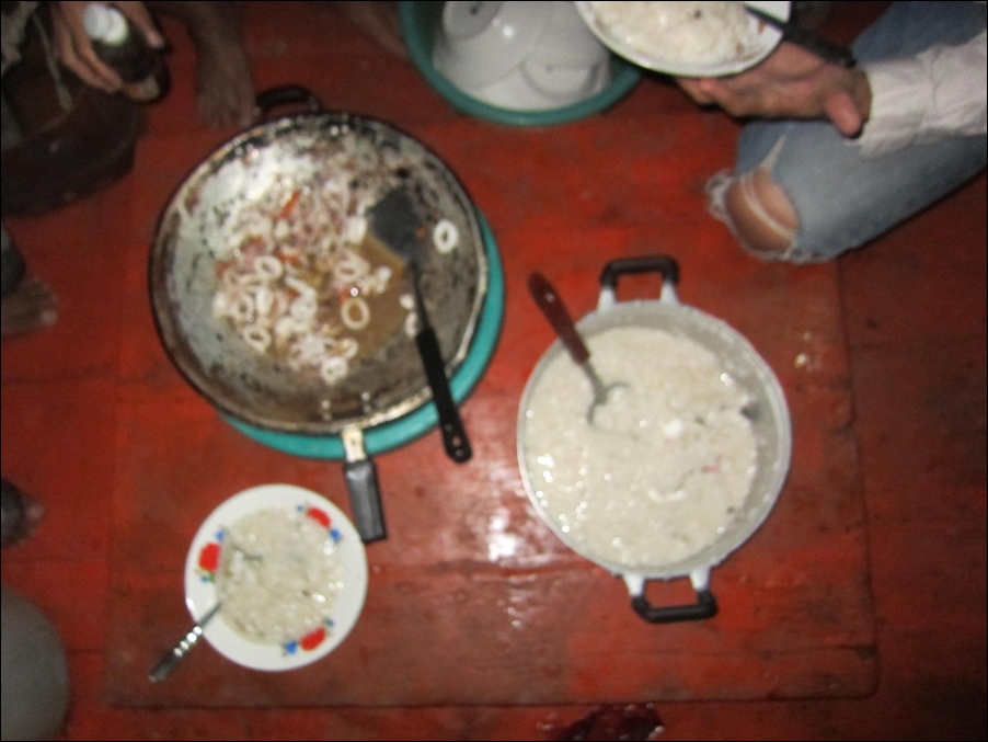  [center] [b]เสร็จแล้วอาหารสดๆ มื้อแรกบนเรือ 
เมนู หมึกพัดพริกหรือเปล่า?+ข้าวต้มปลาสาก[/b][/center]