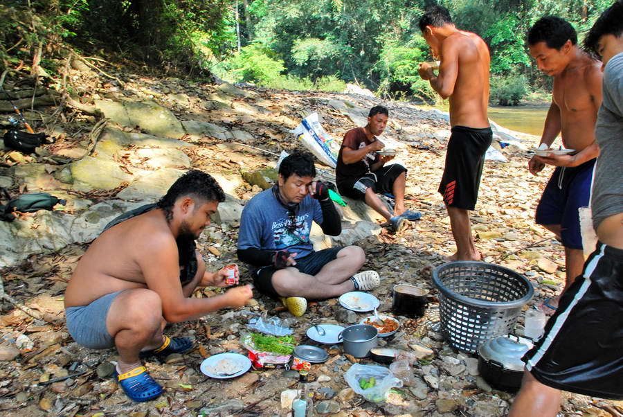 ตั้งวงกินข้าวกลางป่าครับ...มื้อนี้ข้าวเต็มหม้อ...หมดเกลี้ยงไม่.เหลือ...แบบนี้อร่อยจริงๆๆครับ...หิวสุ