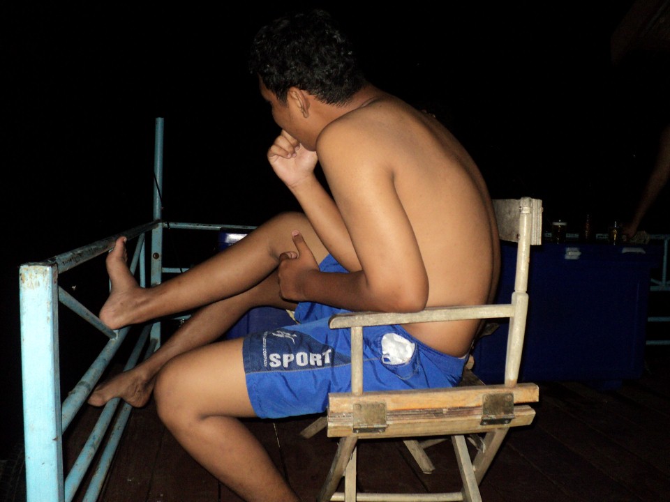 นั่งเยิ้ม ๆ หิวอีกแล้วคับกินนิ้วเข้าไปแล้ว  :grin: