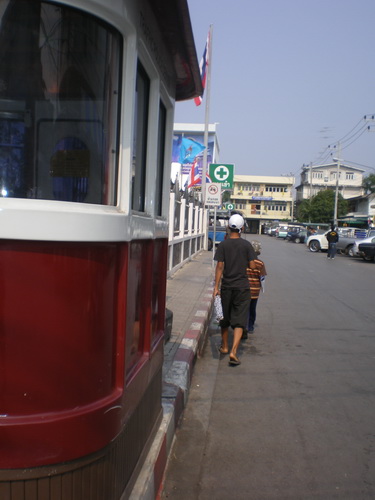 เดินตรงมาเรื่อยๆ ข้างในสุดเป็นโรงพยาบาลครับ  :cheer: