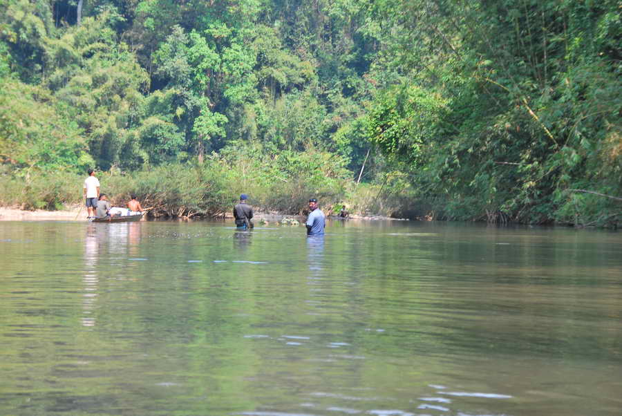 เดินตีปลาไปด้วยครับ....ล่องไปเรื่อยเครื่องเรือไม่ต้องติดขาลงปล่อยให้ไหลไปตามสายน้ำคัดท้ายคัดหัวเรือใ