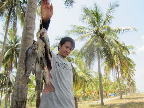 สุดท้ายต้องยอมครับน้าๆ สู้แดด สู้ลม สู้คลื่นไม่ไหวแล้ว ก่อนกลับจัดไปให้น้องชายผมหน่อยครับ  :cheer: