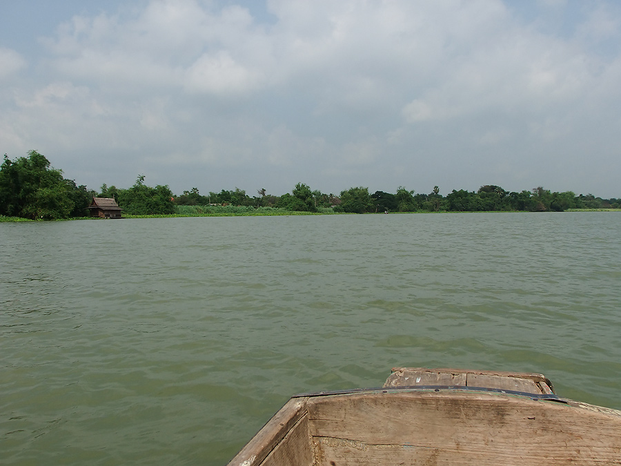 [b]เฮ้ย น้าแดง มีเรือใครมาจอดตกปลา อยู่ตรงนั้นหว่า แถวนี้เรายึดไว้แล้วไม่ใช่เหรอ เอิ๊ก ๆ ๆ ๆ ๆ [/b]
