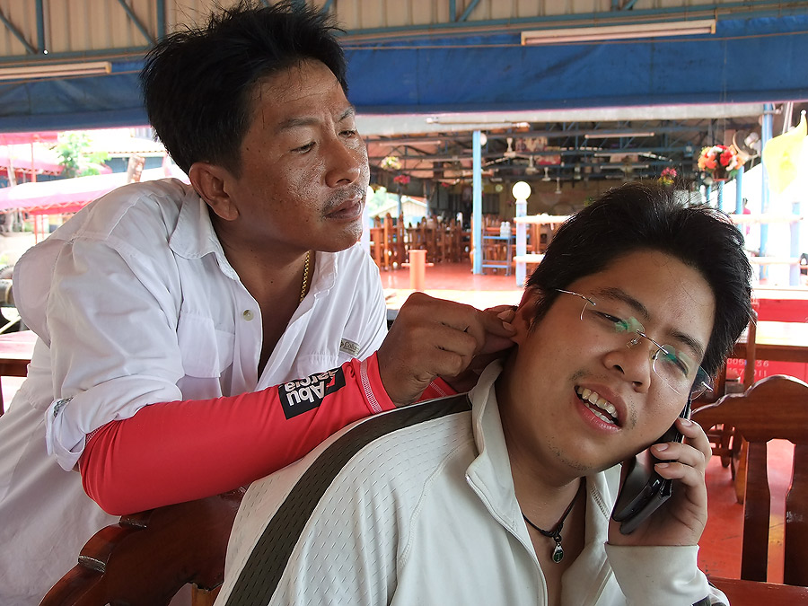 [b]มาถึงร้าน อาหาร น้าโม่ง แกก็ได้เจอ กับ น้าแดงปลายาง แกสงสัย อ่ะ[/b]
:spineyes: :spineyes: :spine