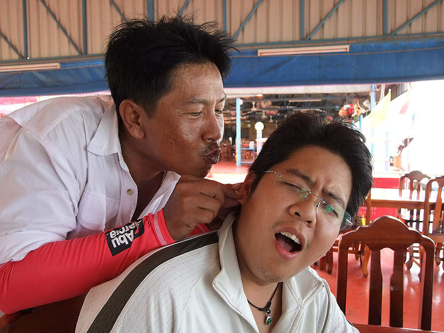 [b]น้าโม่ง = มาม๊ะ  เดี๋ยว โม่ง เป่า หู ให้มั่ง นะ อิอิ
น้าแดง = โอ่ว เยส  ๆ ๆ  [/b]
:laughing: :l