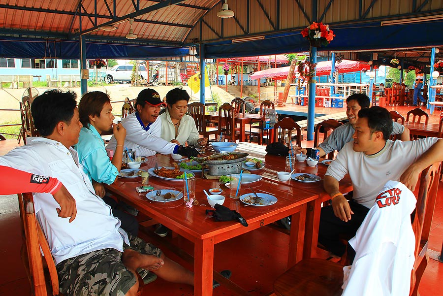  [b]++หลังจากที่น้าเสริฐ รอดไปได้  เราก้อมาแวะพักผ่อนกันที่ ร้านแพริมน้ำ ที่น้าโม่งมารออยู่ก่อนแล้ว[