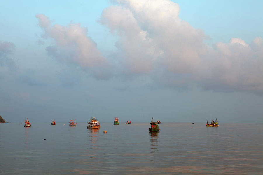 บรรยากาศเรือที่ทิ้งสมอไม่กลางทะเล