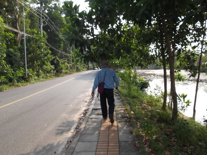 
  ถ่ายเบื้องหลัง....อยู่ดีๆ...หันกลับมาอีกที....เพ่โปร...ไปนู่นแร๊ะ.. :think: :think: :wall: :wall