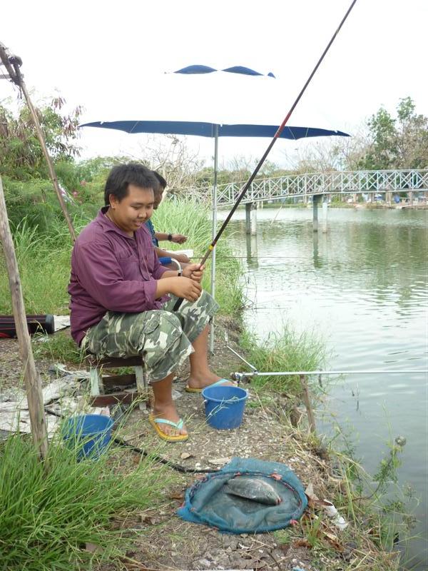 เพื่อนแต้เรามาก็แรงจัดสุดสุด       ใช้นินจางัดรวดเดียวขึ้นฝั่ง คว้ากล้องก็ขึ้นฝั่งแล้ว  :smile: