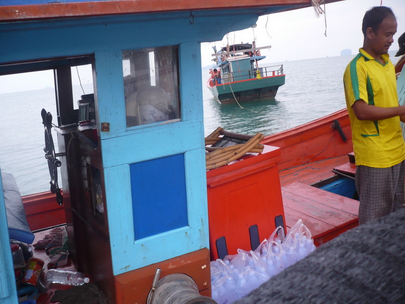 ถึงเรือแล้วครับ รุ่งฤดี เป็นชื่อเรือ  บังหรนคนหล่อไต๋ที่จะพา14ชีวิตไปเสี่ยงโชคกับการตกปลาครั้งนี้ :g