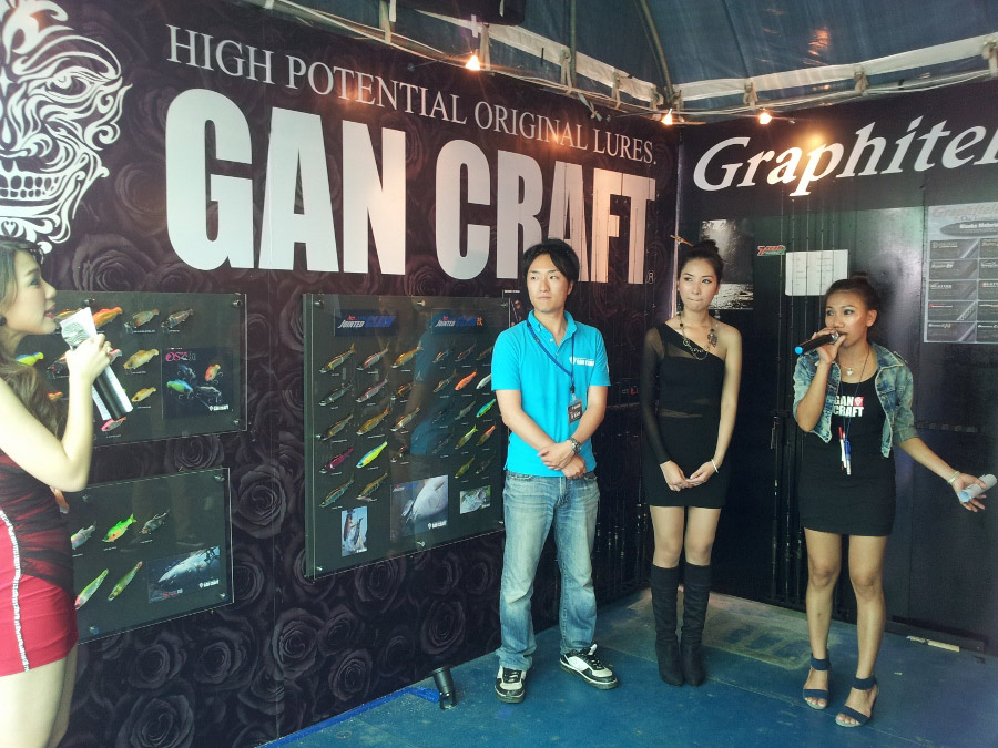 ตัวแทนจาก Gan Craft มาจากญี่ปุ่น มาแจก เหยื่อให้กันฟรีๆ ผู้ที่มาเล่นเกมกับเราภายในงาน