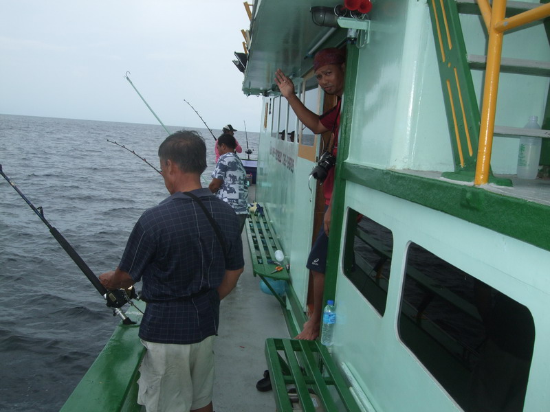 กาบเรือด้านขวา กับ ตากล้องบังคับ  :laughing: :laughing: :laughing:
