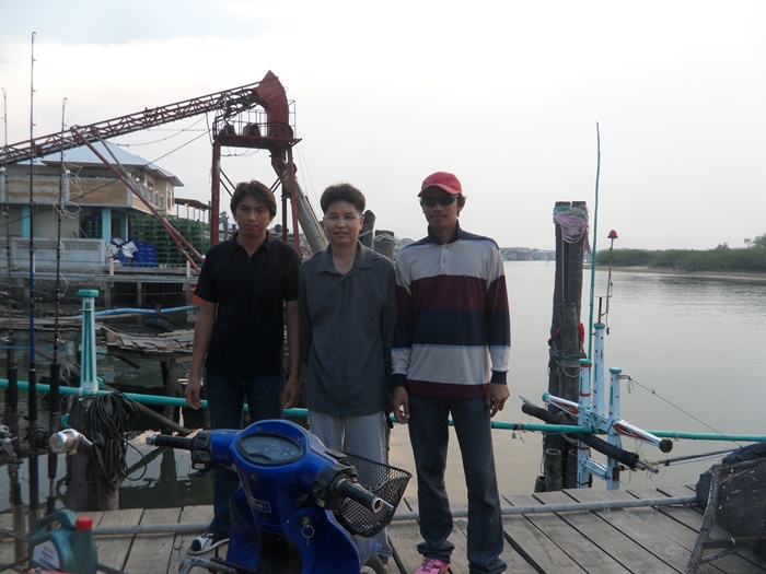 ถ่ายหมู่ ก่อนก้าวเท้าลงเรือครับ