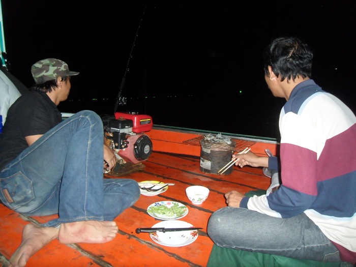 อยู่กับความอร่อย ในบรรยากาศอย่างนี้ ซึ่งเป็นครั้งแรกของชีวิตทั้งคู่ครับ