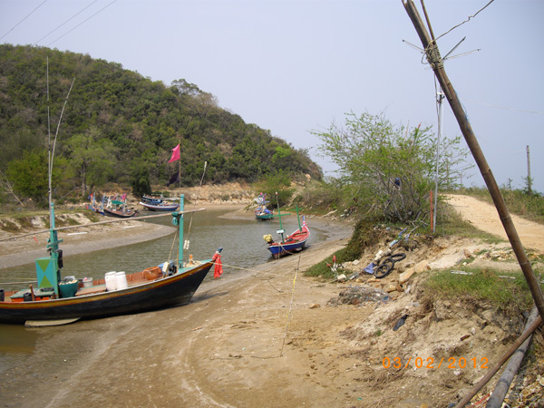 เกยตื้นกันหมดเลยแต่ไต๋เอาเรือไปจอดรอไว้หน้าหาดแล้วครับหายห่วง :smile: