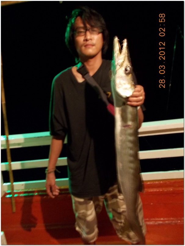 ที่หน้าเรือน้องสิน ได้ปลาสาก  มาสะสมอีก 1  แต้ม     :dance: :music: :dance: