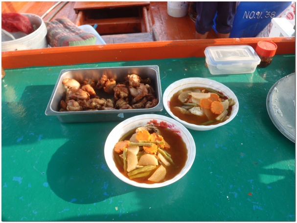 ไต๋ป๊อก ทำไก่ทอดกับแกงส้มปลา ให้กิน  อร่อยจริงๆ  :umh: 


ขอบคุณเพื่อนบอลที่ช่วยจ่ายตลาดซื้อของสด