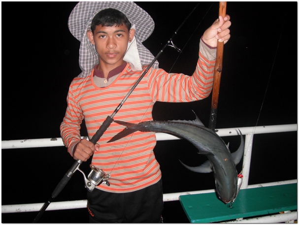 น้องแชมป์ ถือปลาถ่ายรูป    :cool: