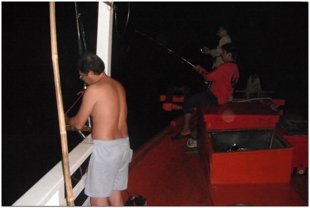 กิจกรรมหัวเรือ  พี่หน่อยลงเบ็ดหน้าดิน  
                        พี่พานิชแคสเหยื่อจิ๊ก 40 กรัม 
   