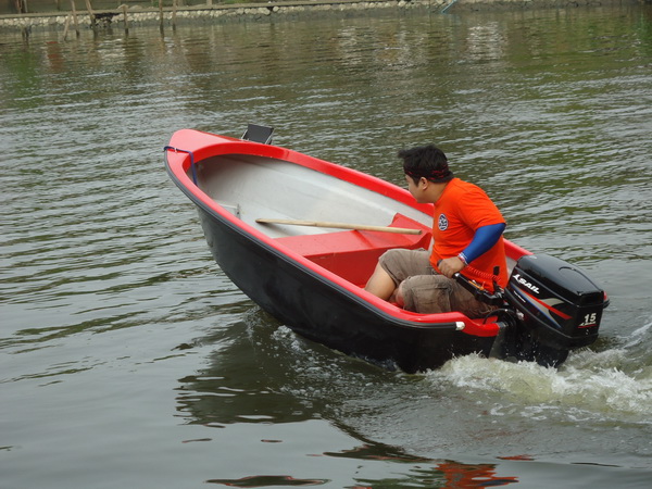 ก่อนกลับ   
น้า นักกล้าม 
บอกว่าอยากลองเรือ   ผมจัดให้
 :laughing: :laughing: :laughing: