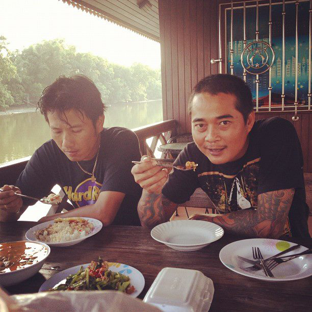  [b]พอเทสเสร็จเริ่มหิว พี่ชูสั่งข้าว แต่พี่หรั่งแน่ะนำร้านที่แซ่บๆๆจัดไป รอกันเป็นชั่วโมงกว่าจะได้รั