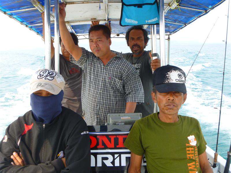 คนกลาง ช่างเล็กคับ ช่างประจำเรือคับ ซ่อมเครื่อง หาซื้อเรือได้คับ พอดีเขามาซ่อมเรือให้ลูกค้าที่เกาะช้