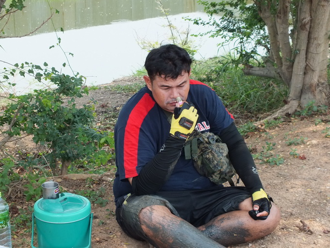 เดินแบบสบายใจว่าจะมานั่งได้ร่มไม้สบายใจ ก็มาเจอนี่เลยครับ 
เห็นที่แรกก็ตกใจแกเป็นอะไร 