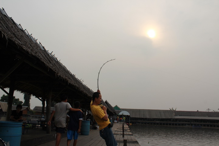 ระวังเป็นลมนะ   :cool: :cool: :cool: