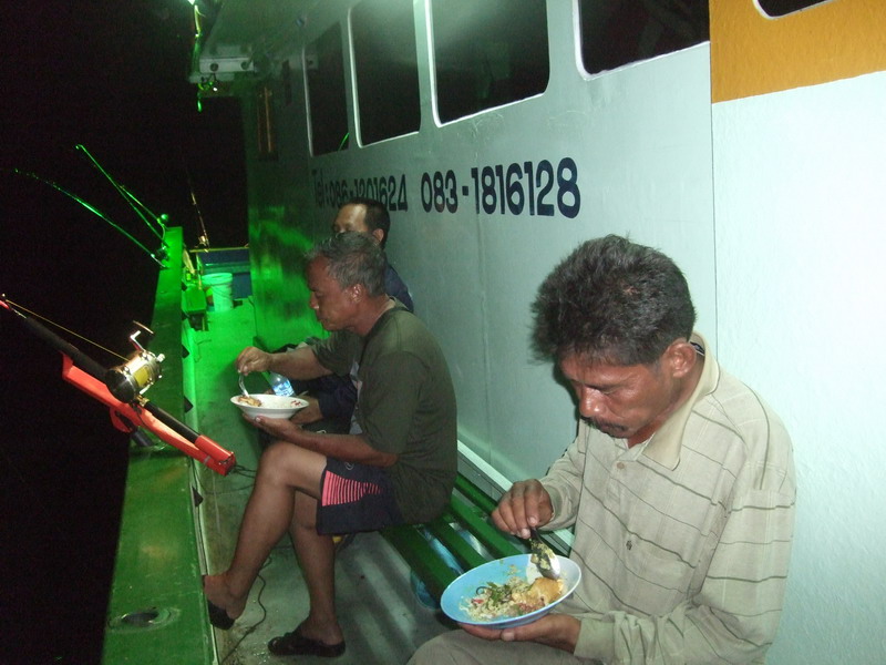 กลัวไม่ได้ปลา กินข้าวด้วย นั่งเฝ้าไปด้วย  :umh: :umh: :umh:
