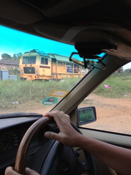 กี้มันบอกว่า รถไฟมันยางแตก มันจอดปะยางอยู่

รถไฟบ้านป้าแกมียางด้วยไง :laughing: :laughing: