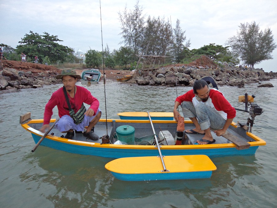 
ไม่ได้สองท่านนี้คงจะแย่...ทั้งส่งข้าว...ช่วยลากเรือตอนแบตหมด....ยกเรือ...และอื่นๆอีกมากมาย

ขอบค