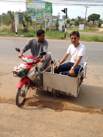 นายเข็บกับน้าฮีโร่ออกไปหาซื้อของลงเรือ..โดยรถไซท์คาร์..สุดเท่ห์เลย555 :laughing: